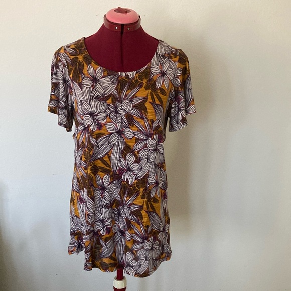 Cable & Gauge size Medium brown & off white Floral blouse with a fancy backline - Picture 1 of 14